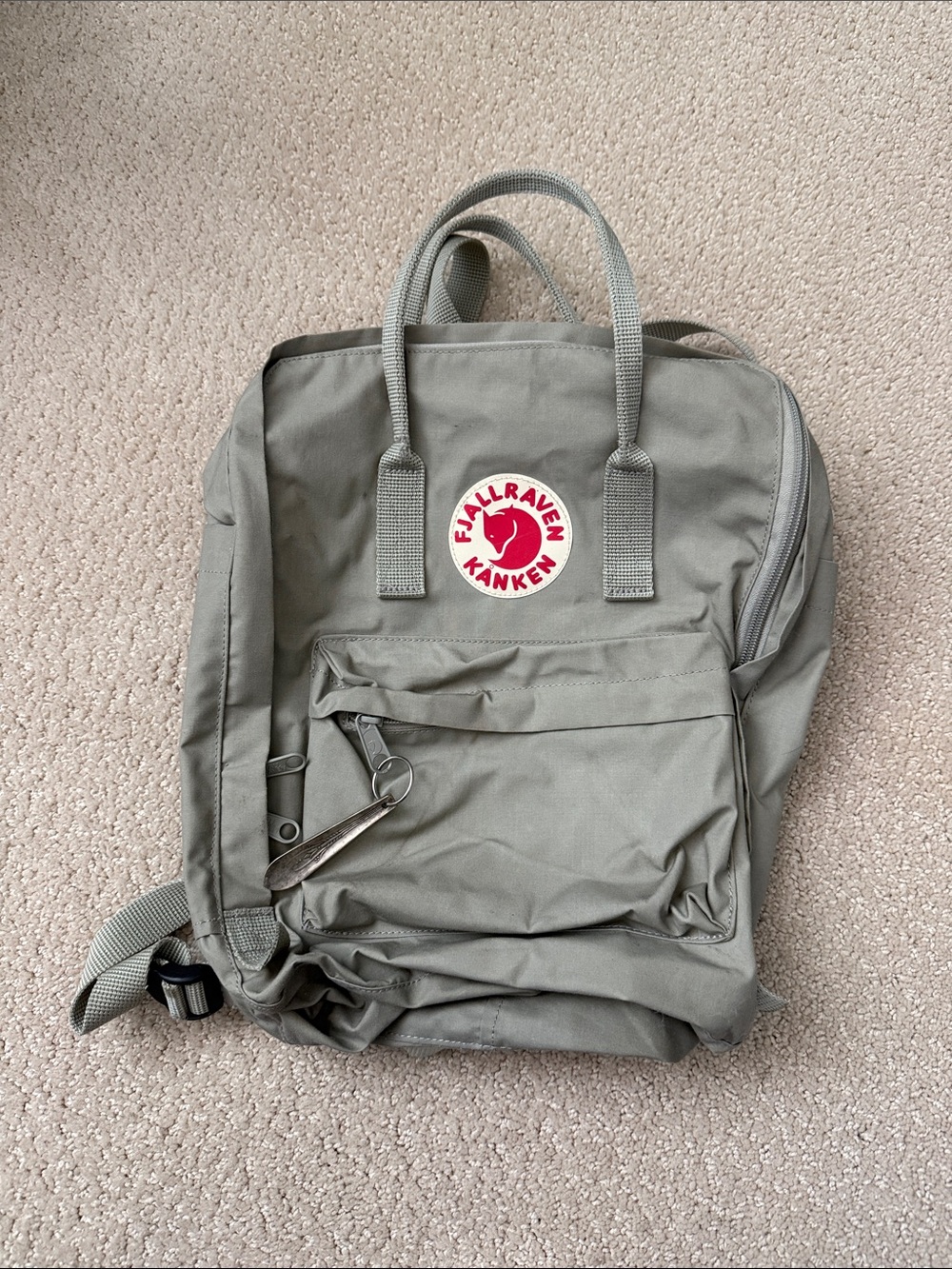 Fjall Raven Kanken beige backpack with Tristan Ikaika spoon ring keychain